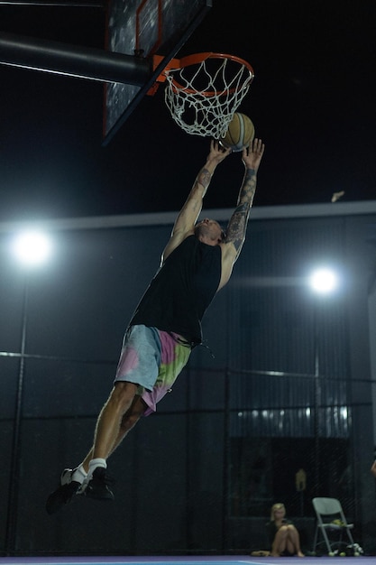 Vrienden spelen basketbal. jonge mannen spelen basketbal op straat.