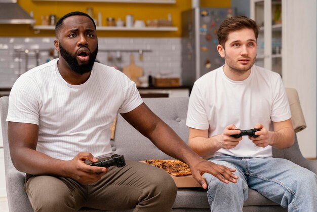 Vrienden spelen van videogames op tv