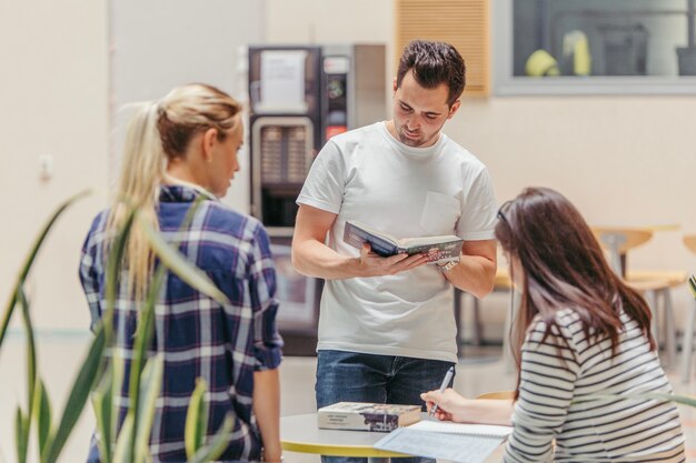 Gratis foto vrienden studeren in cafetaria