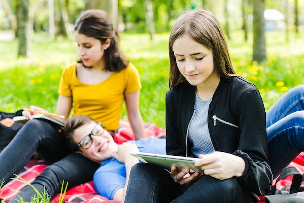 Vrienden studeren in het park