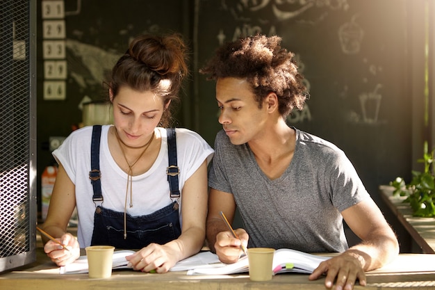 Gratis foto vrienden studeren samen in café