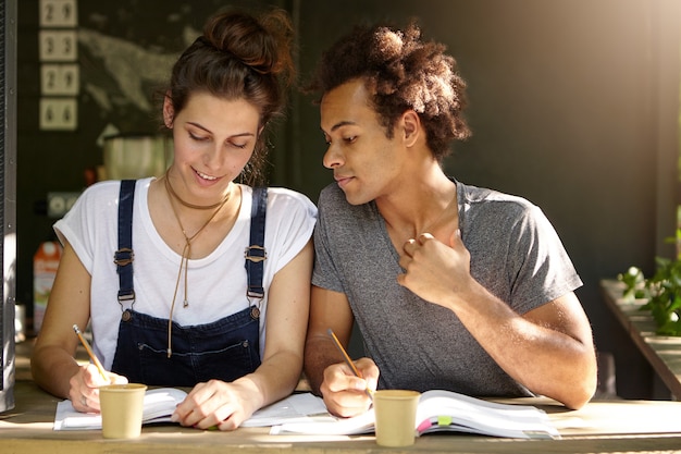 Vrienden studeren samen in café