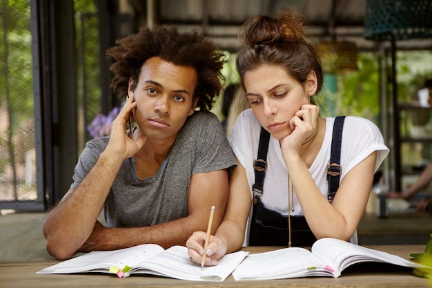 Vrienden studeren samen in café