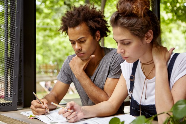 Vrienden studeren samen in café