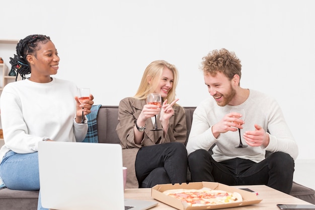 Gratis foto vrienden thuis lunchen