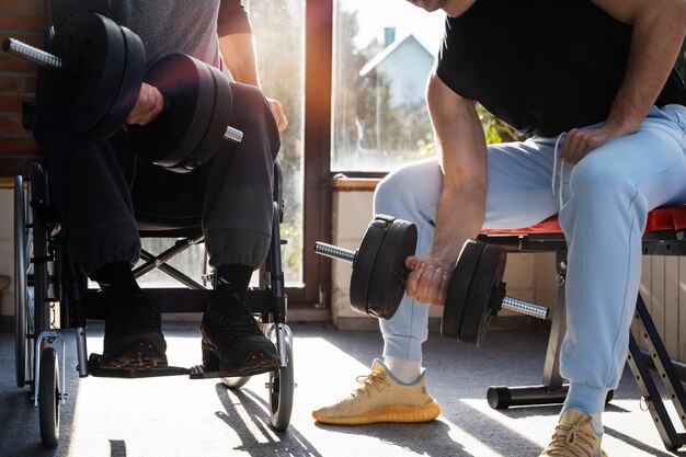 Vrienden trainen samen met dumbbells