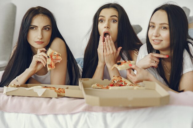 Vrienden van meisjes hebben thuis een pyjamafeest