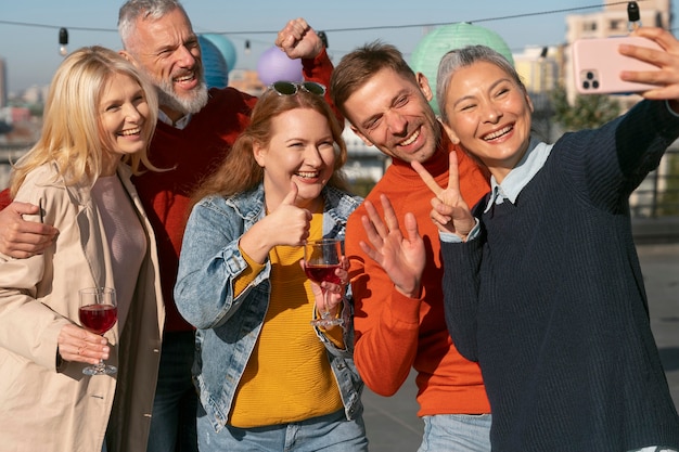 Gratis foto vrienden van middelbare leeftijd die plezier hebben