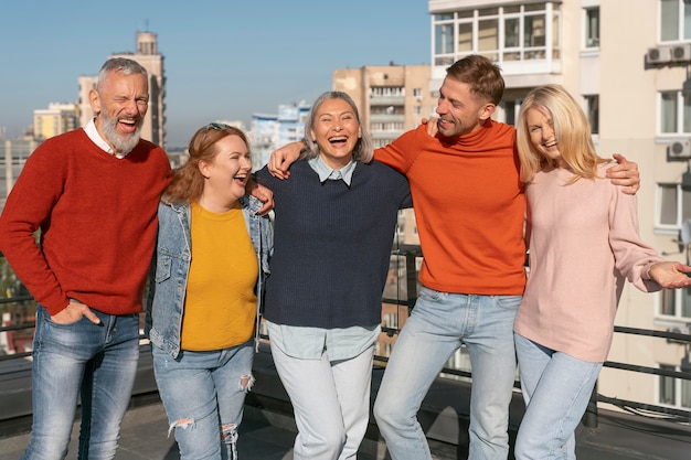 Gratis foto vrienden van middelbare leeftijd die plezier hebben