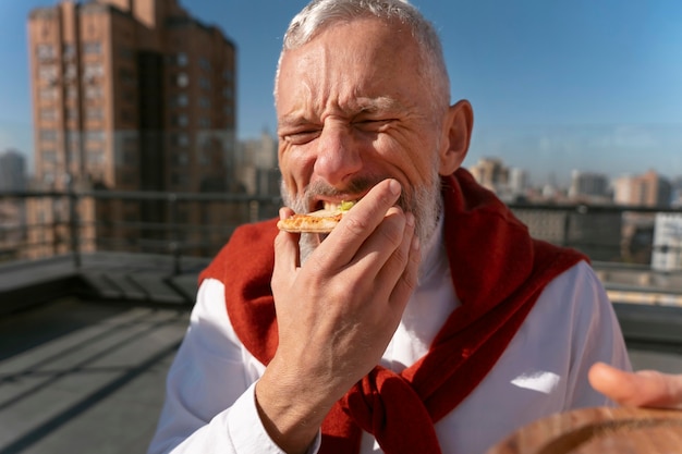 Vrienden van middelbare leeftijd die plezier hebben