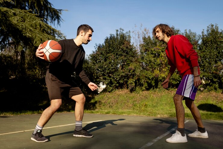 Gratis Foto vrienden van middelbare leeftijd die samen plezier hebben met basketballen