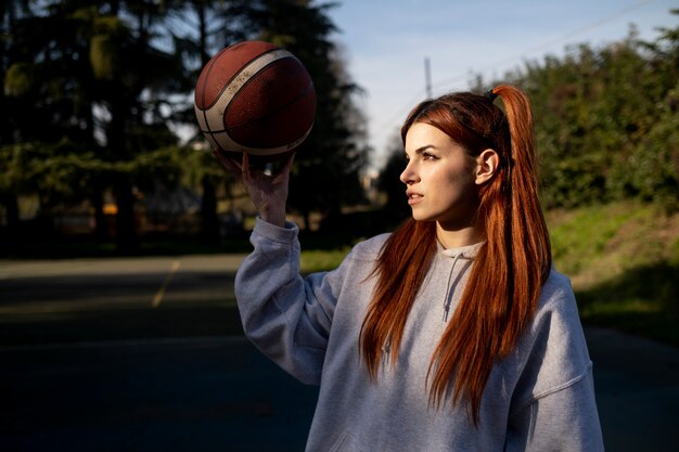 Gratis foto vrienden van middelbare leeftijd die samen plezier hebben met basketballen