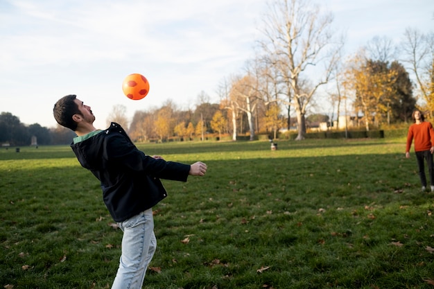 Vrienden van middelbare leeftijd die samen plezier hebben tijdens picknick