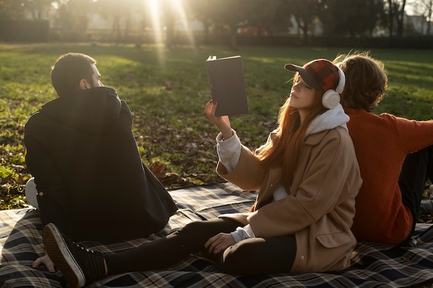 Gratis foto vrienden van middelbare leeftijd die samen plezier hebben