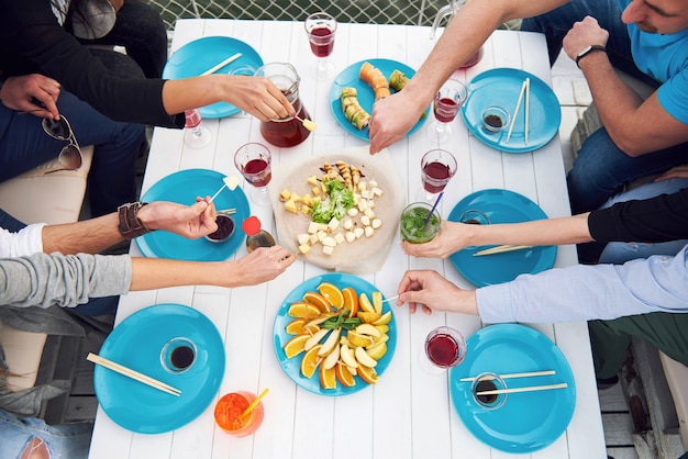 Vrienden verjaardag bij een picknick. Positieve emoties.