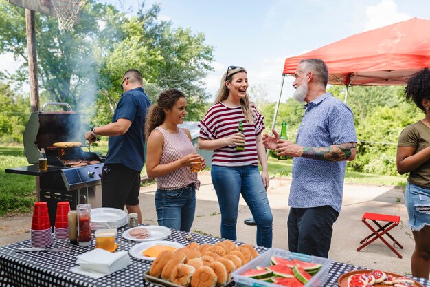 Vrienden vieren en eten op een achterklepfeestje