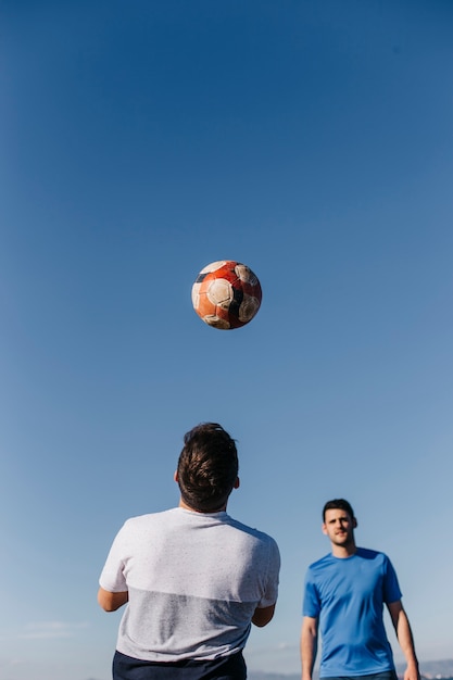 Gratis foto vrienden voetballen op het strand