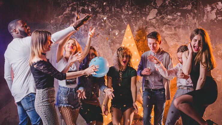 Gratis Foto vrienden werpen champagne en confetti