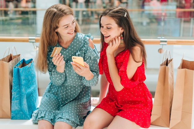 Vrienden zitten en praten in het winkelcentrum