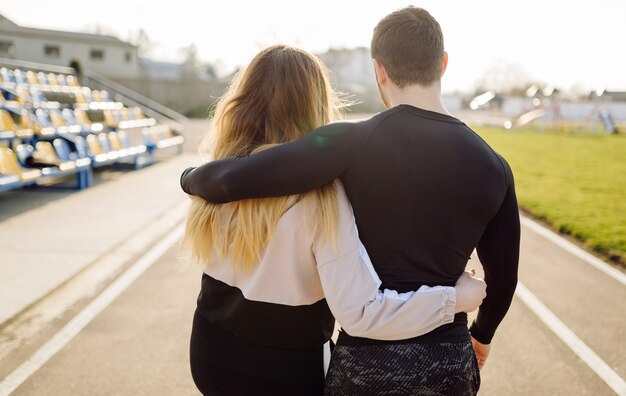 Vriendengeschiktheid die samen in openlucht actief gezond leven leven