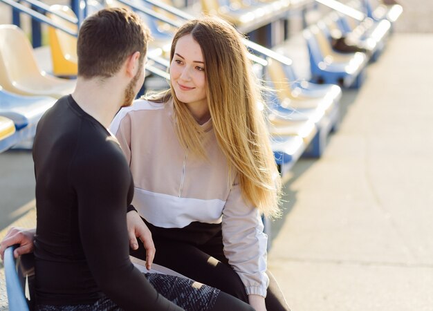 Vriendengeschiktheid die samen in openlucht actief gezond leven leven