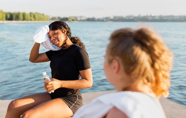 Vriendinnen die samen trainen