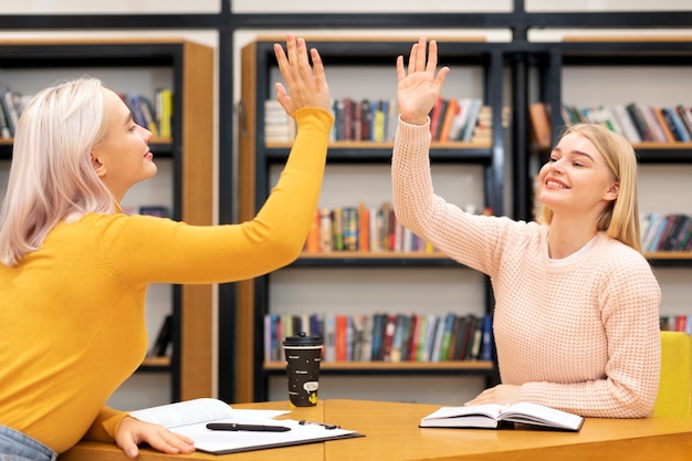 Vriendinnen high five tijdens studiesessie