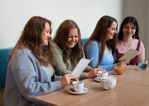 Vriendinnen met een maatje meer die samen tijd doorbrengen in een restaurant