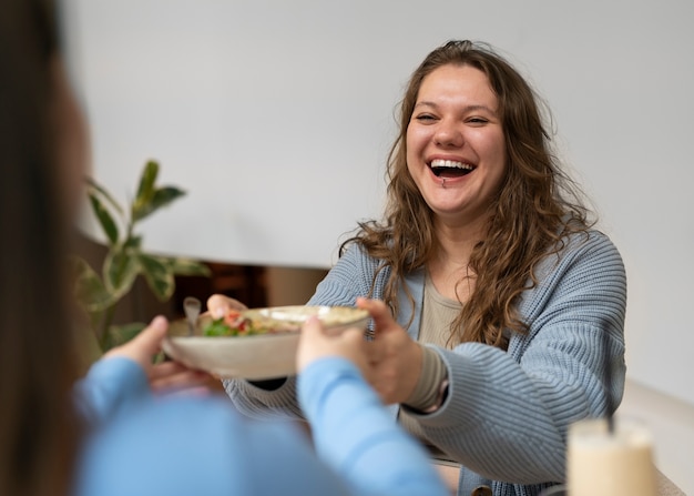 Vriendinnen met een maatje meer die samen tijd doorbrengen in een restaurant