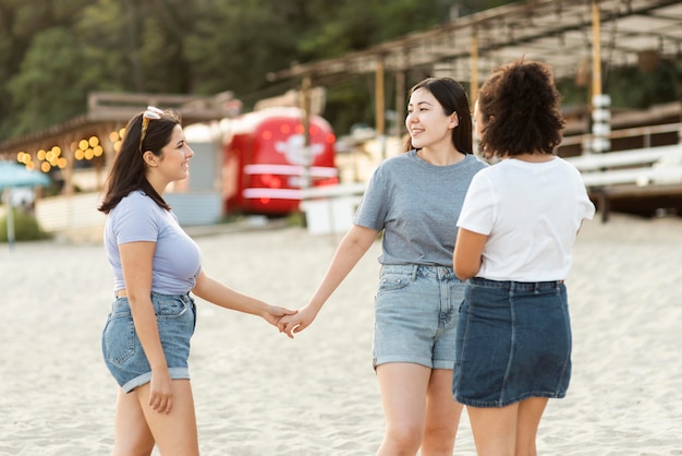 Vriendinnen met plezier op het strand