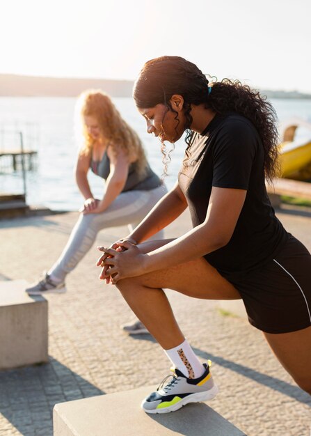 Vriendinnen samen buiten trainen