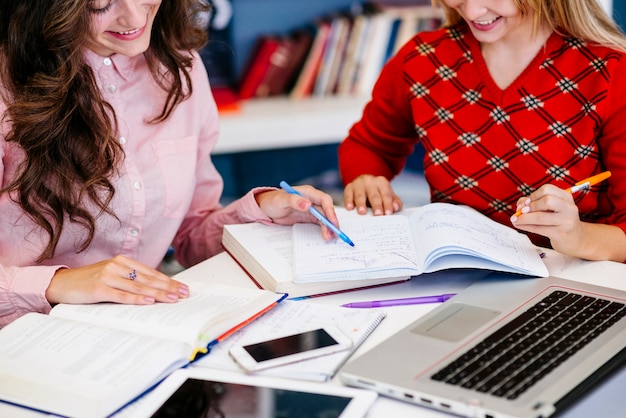 Gratis foto vriendinnen studeren samen aan tafel