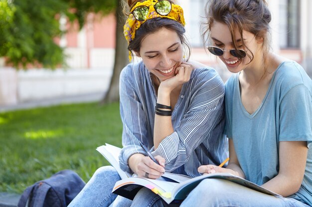 Vriendinnen studeren samen in park