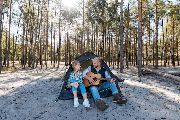 Vriendje akoestische gitaar spelen lange weergave