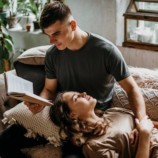 Vriendje leest een liefdesverhaal voor zijn vriendin