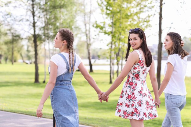 Vriendschap. Vrouwen in het park gedurende de dag