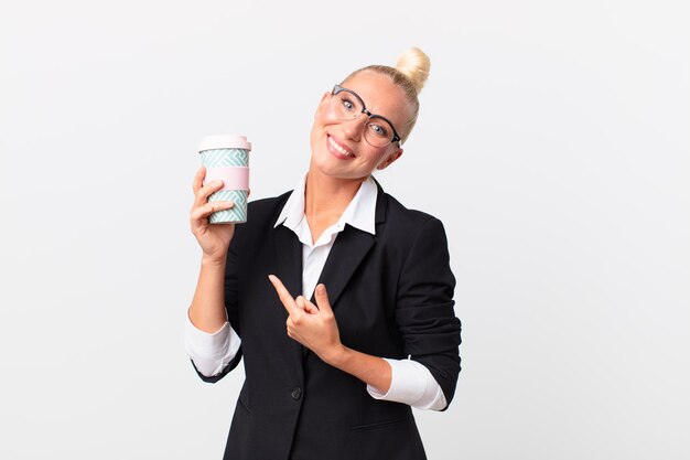 Vrij blonde volwassen zakenvrouw met een afhaalkoffie Premium Foto