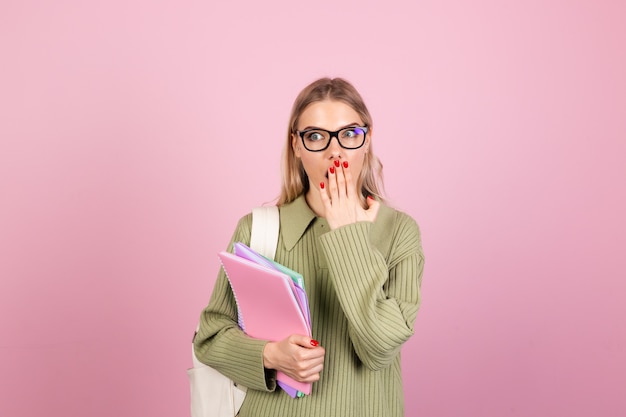 Vrij Europese vrouw in casual sweater op roze muur