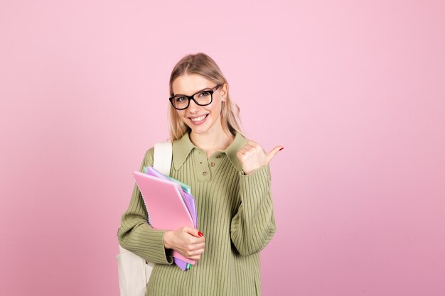 Vrij Europese vrouw in casual sweater op roze muur