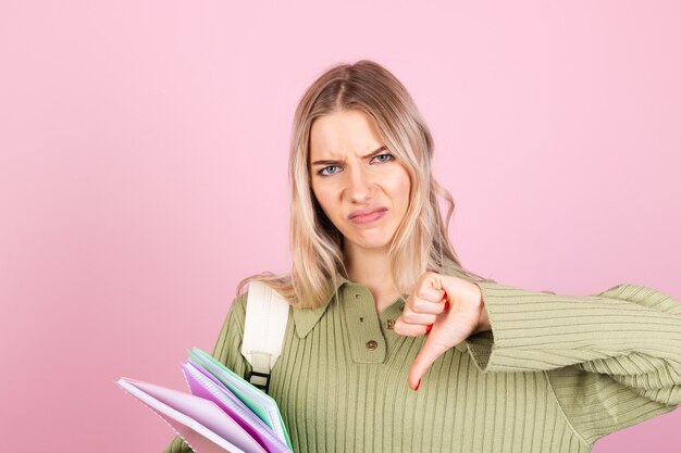 Vrij Europese vrouw in casual sweater op roze muur