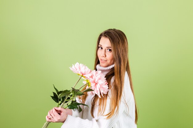 Vrij europese vrouw in casual witte trui geïsoleerd, romantische blik met boeket roze bloemen met glimlach