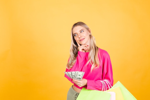 Vrij europese vrouw in roze blouse op gele muur