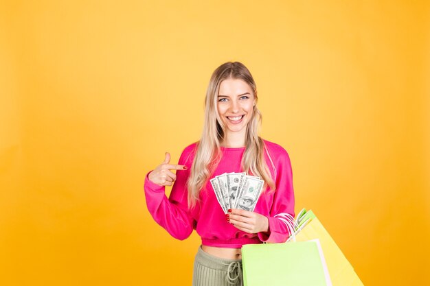 Vrij Europese vrouw in roze blouse op gele muur