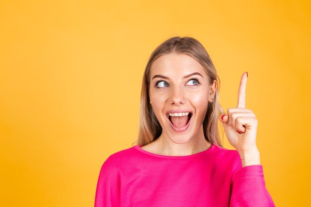 Vrij Europese vrouw in roze blouse op gele muur