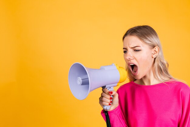 Vrij Europese vrouw in roze blouse op gele muur