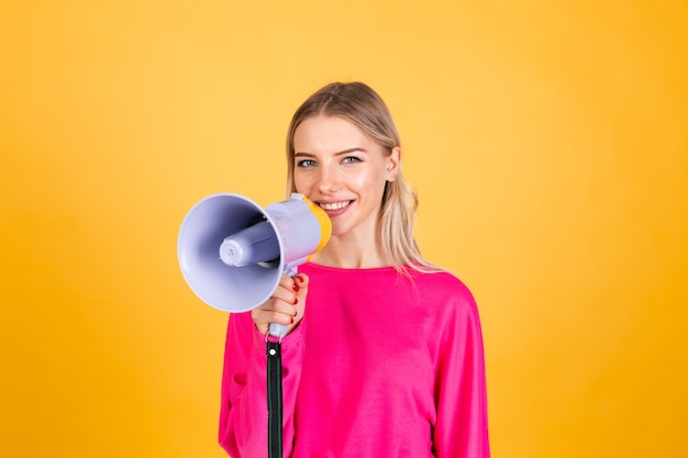 Vrij Europese vrouw in roze blouse op gele muur