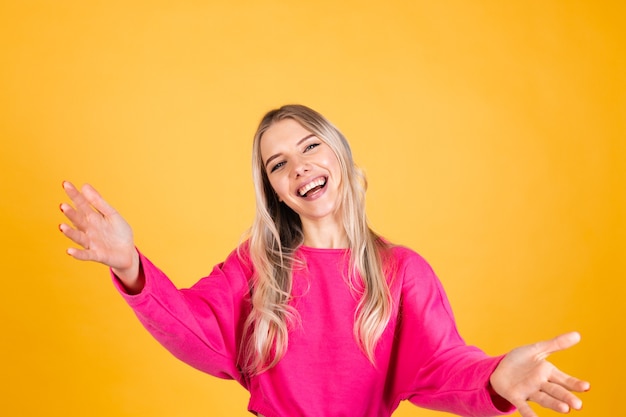 Vrij europese vrouw in roze blouse op gele muur