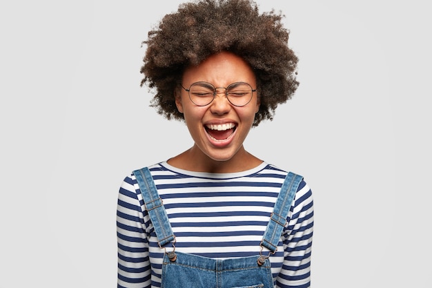 Gratis foto vrij gemengd ras vrouwelijk model lacht vrolijk