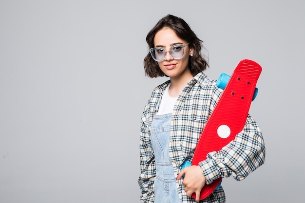 Vrij jong geïsoleerd de holdingsskateboard van het skatermeisje