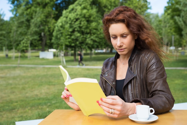 Vrij jong het boek van de vrouwenlezing bij universiteitscafé